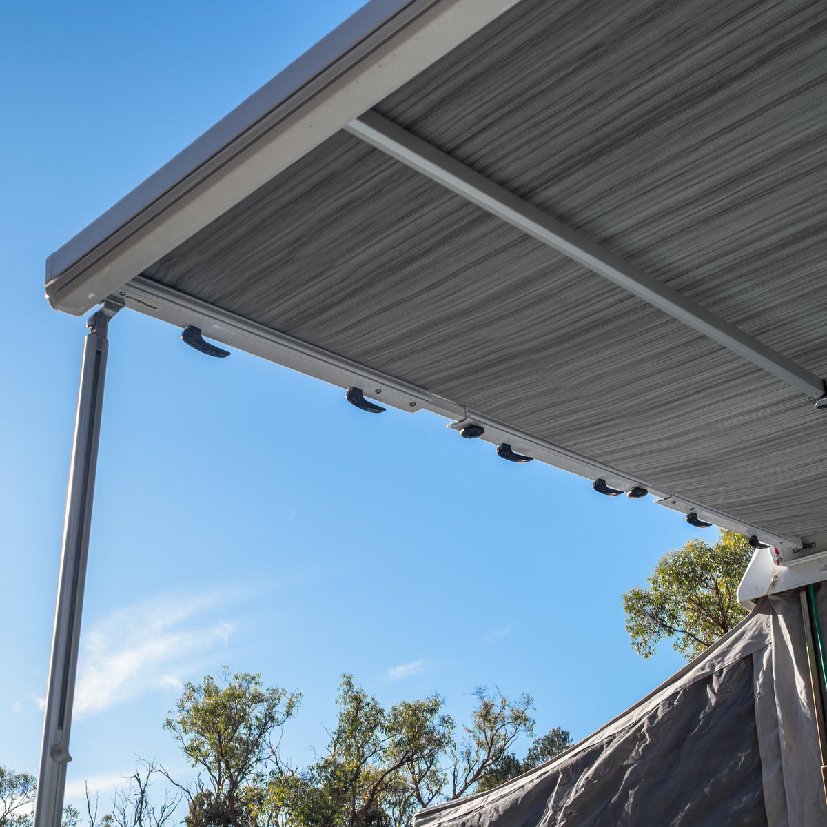 Anti-Flap Kit PRO+ W/ Curved Roof Rafters – Fitted